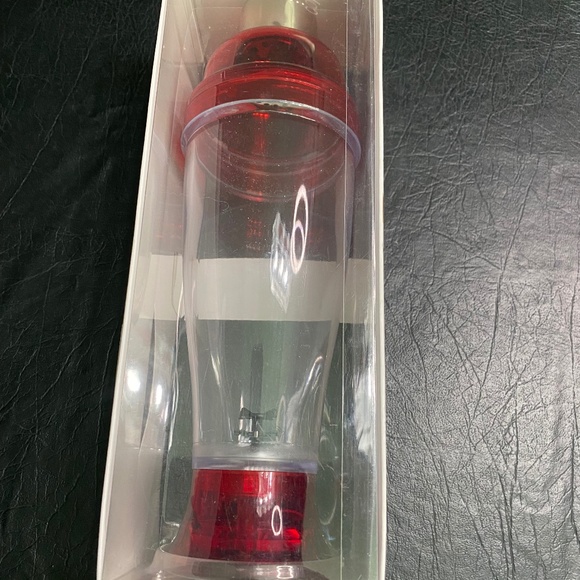 NEW - Rabbit Electric Cocktail Mixer - Red (holds 18 ounces) - Picture 3 of 4